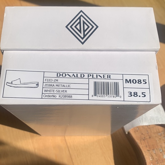 NWT DONALD PLINER Fiji  Metallic Zebra white Wedge Thong  Sz 8.5 - Picture 9 of 11